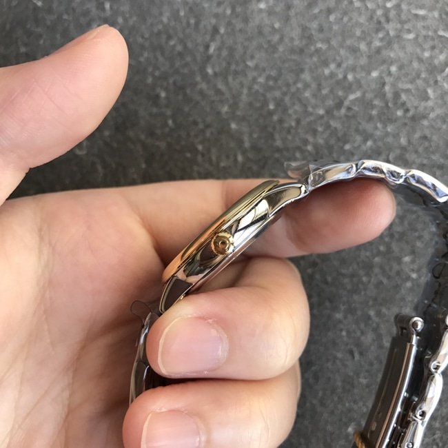 DK factory top-tier replicaOmegareplica watch women's gold plate gold belt butterfly flying series quartz watch side view