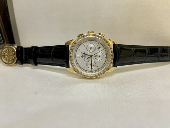 Reloj Patek Philippe de función compleja para mujer, imitación súper fina 1:1, con esfera blanca plateada, diamantes cuadrados en forma de T, calendario anual y correa de oro amarillo de 24 quilates — luxury replica watch guide | Watch Replica Expert