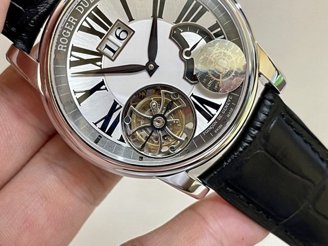 top-tier replica watch Roger Dubuis men's white dial black belt 18kwhite goldtourbillon mechanical leather strap watch detail shots