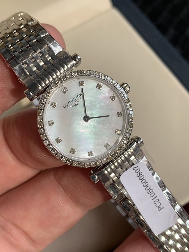 Top Replica Longines La Grande Classique Damen-Armbanduhr mit weißem Zifferblatt und Stahlarmband, Karan-Serie, lässige Mode-Quarzuhr mit kompletter Verpackung und echtem Diamant — luxury replica watch guide | Watch Replica Expert