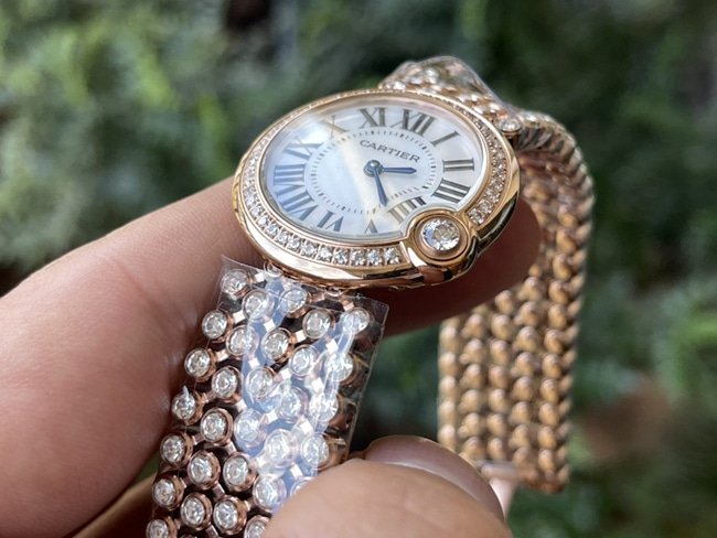 top-tier replicasuper clone watch Cartier women's white dialquartz blue balloon series steel bracelet watch front view