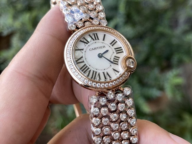top-tier replicasuper clone watch Cartier women's white dialquartz blue balloon series steel bracelet watch front view