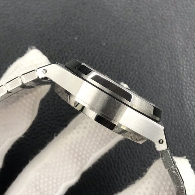 BF factory new top-tier replica watch Audemars PiguetRoyal Oak series 26331OR men's blue dialsteel braceletchronograph watch side view