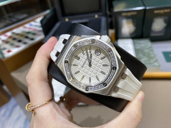 top-tier replica watch Audemars PiguetAP67540quartz women's white dialrubber strapRoyal Oak offshore series 37mm watch front view