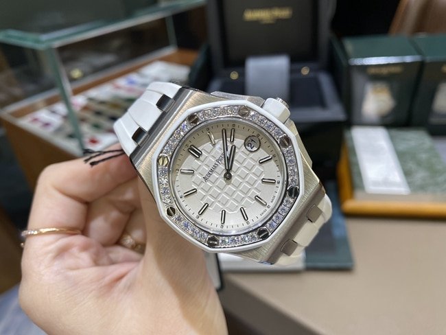 top-tier replica watch Audemars PiguetAP67540quartz women's white dialrubber strapRoyal Oak offshore series 37mm watch front view
