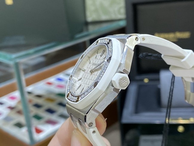 top-tier replica watch Audemars PiguetAP67540quartz women's white dialrubber strapRoyal Oak offshore series 37mm watch side view