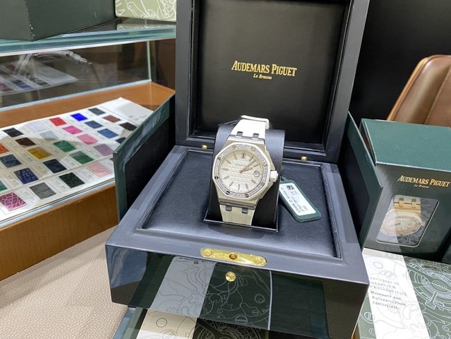Montre pour femme à quartz Royal Oak Offshore Premium Audemars Piguet AP67540 37 mm avec cadran blanc et bracelet en caoutchouc — detailed review and buying guide | Watch Replica Expert