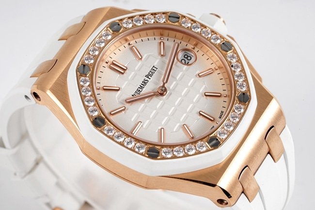 Audemars Piguettop-tier replica watch Royal Oak offshore series 37mm women's white dialrubber strapquartz watch front view