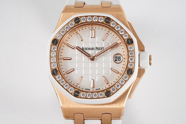 Audemars Piguettop-tier replica watch Royal Oak offshore series 37mm women's white dialrubber strapquartz watch front view