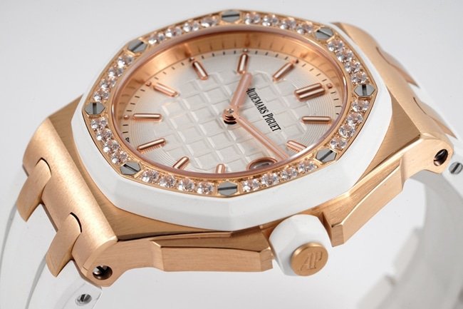 Audemars Piguettop-tier replica watch Royal Oak offshore series 37mm women's white dialrubber strapquartz watch side view
