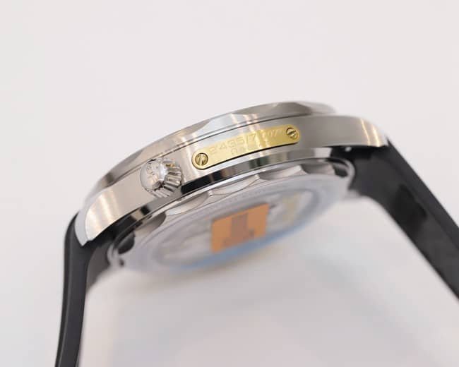 OR factory Omegatop-tier replica watch 42mmSeamaster300 men's black dialrubber strap watch side view