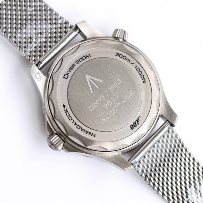 OR factory top-tier replica watch Omega men's black dialsteel bracelet watch back cover picture