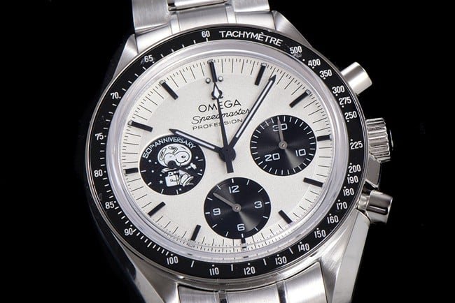 Top replica watch Omega men's white dial steel strap Snoopy series automatic mechanical watch front view