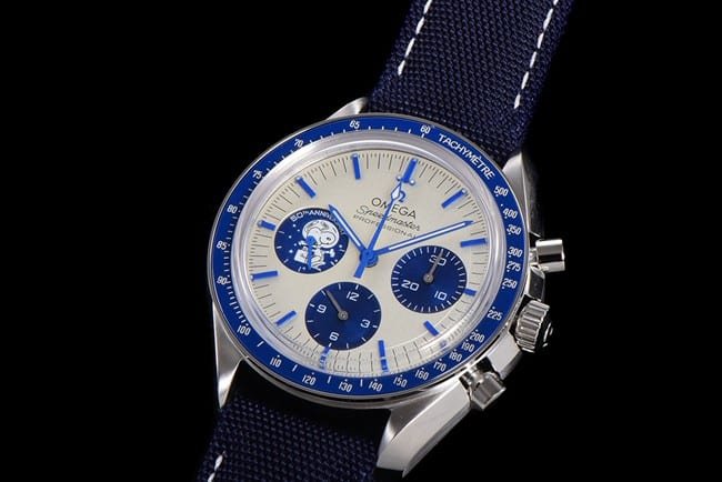 top-tier replica watch Omega men's white dial nylon strap Snoopy series watch front view