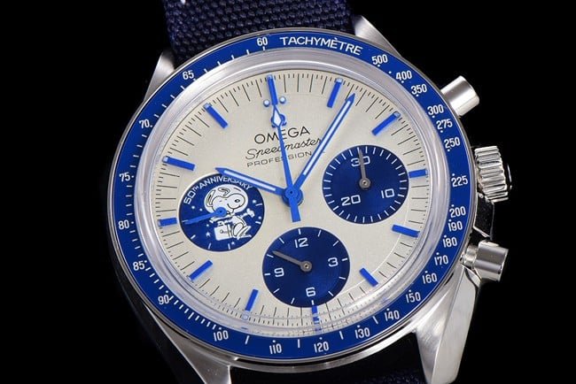 top-tier replica watch Omega men's white dial nylon strap Snoopy series watch front view