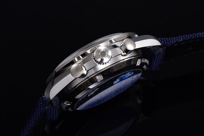 top-tier replica watch Omega men's white dial nylon strap Snoopy series watch side view