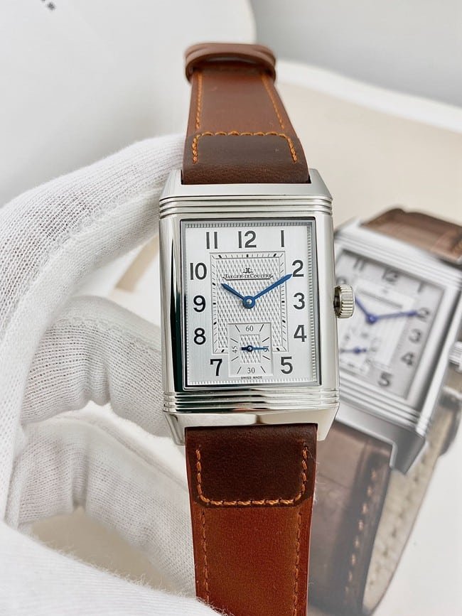 Grande fábrica Jaeger-LeCoultre Reverso Duoface Flip Series Relógio com pulseira marrom com mostrador branco e corda manual — detailed review and buying guide | Watch Replica Expert