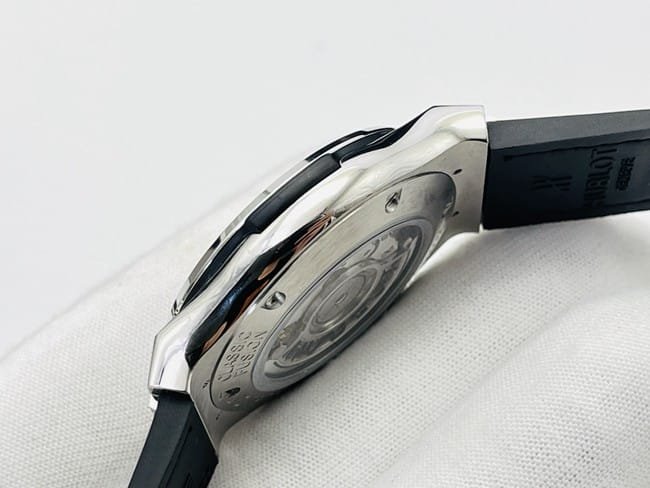 Replica watch Hublot Hublot watch Big Bang Sang Bleu series men's black dial green strap watch side view