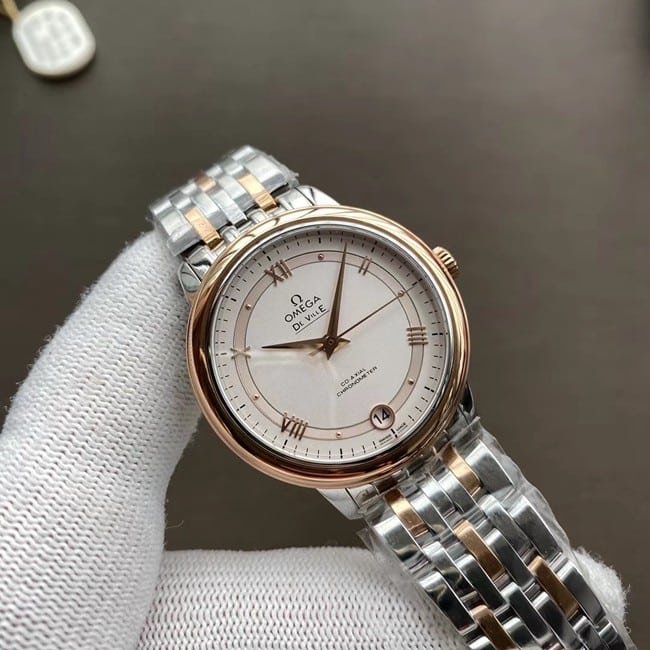 top-tier replica watch Omega women's white dial gold belt butterfly series watch front view