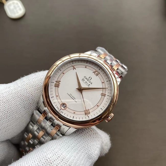 top-tier replica watch Omega women's white dial gold belt butterfly series watch front view