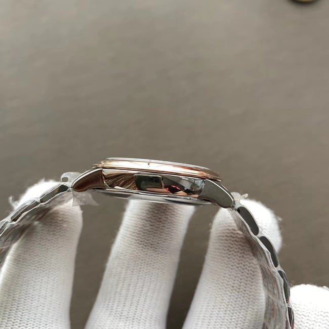 Top-tier replica watch Omega women's white dial gold belt butterfly series watch side view