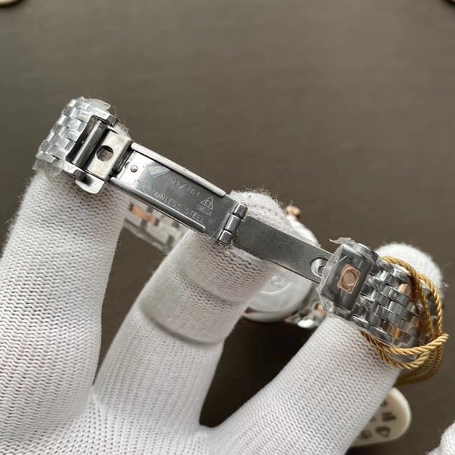 Top-tier replica watch Omega women's white dial gold belt butterfly series watch clasp picture