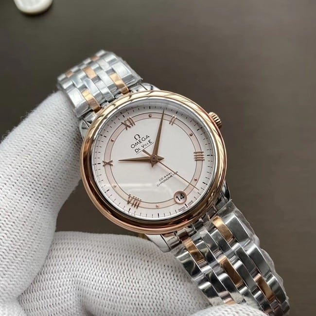 top-tier replica watch Omega women's white dial gold belt butterfly series watch front view