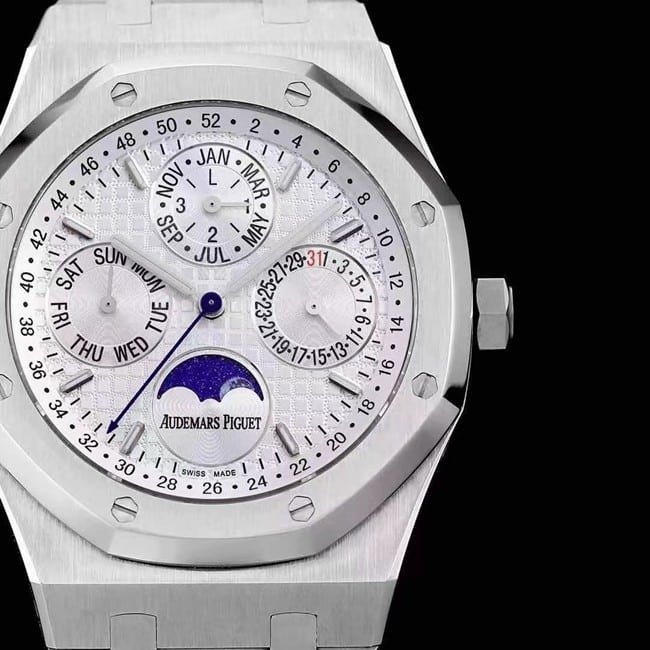 Audemars Piguettop-tier replica watch automatic movement men's white dialsteel braceletRoyal Oak series watch front view