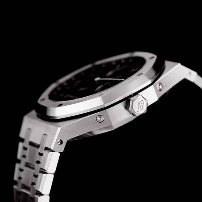 Audemars Piguettop-tier replica watch automatic movement men's black dialsteel braceletRoyal Oak series watch side view