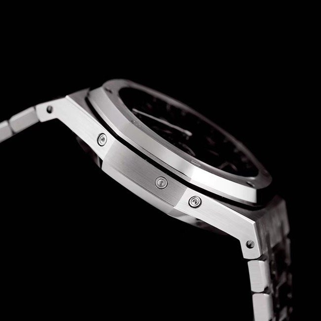 Audemars Piguettop-tier replica watch automatic movement men's black dialsteel braceletRoyal Oak series watch side view