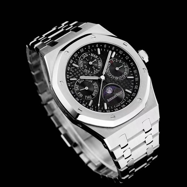 Audemars Piguettop-tier replica watch automatic movement men's black dialsteel braceletRoyal Oak series watch front view