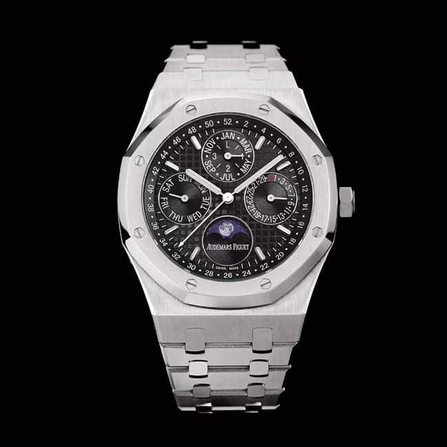 Audemars Piguettop-tier replica watch automatic movement men's black dialsteel braceletRoyal Oak series watch front view