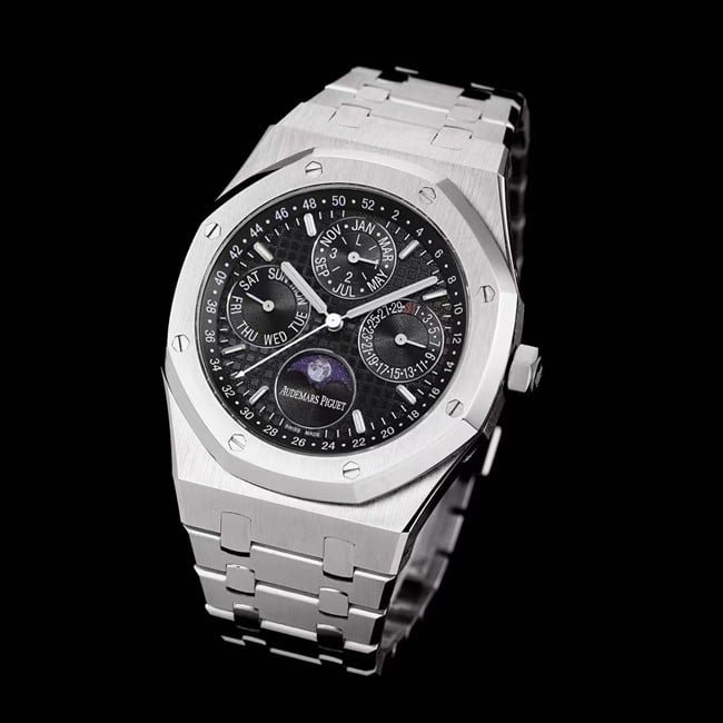 Audemars Piguettop-tier replica watch automatic movement men's black dialsteel braceletRoyal Oak series watch front view