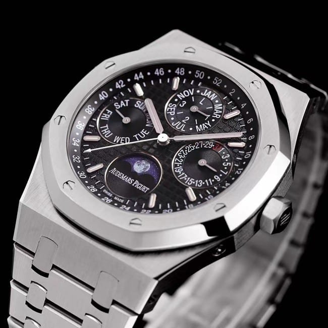 Audemars Piguettop-tier replica watch automatic movement men's black dialsteel braceletRoyal Oak series watch front view