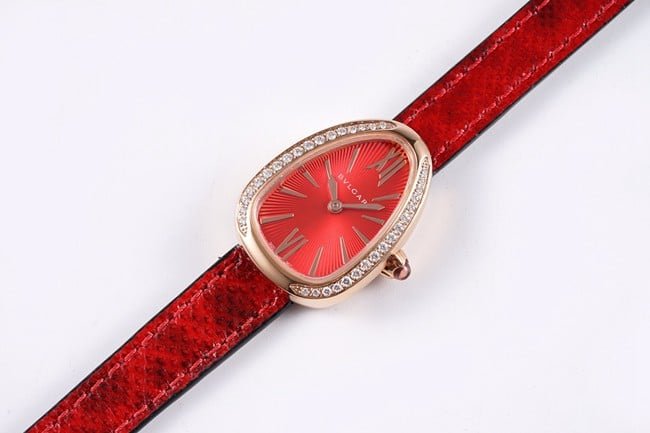 BV factory top-tier replica watch Bvlgari women's red plate red strap Serpenti series quartzleather strap watch front view