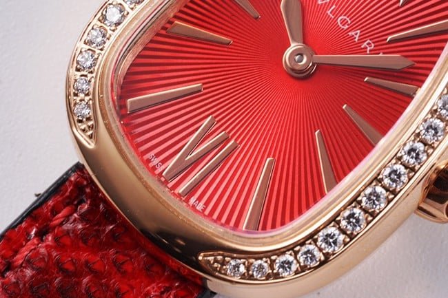 BV factory top-tier replica watch Bvlgari women's red plate red strap Serpenti series quartzleather strap watch detail shots