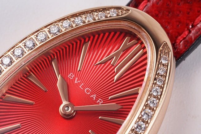 BV factory top-tier replica watch Bvlgari women's red plate red strap Serpenti series quartzleather strap watch detail shots