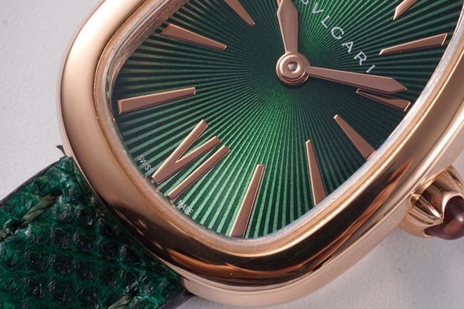 BV factory Bvlgaritop-tier replica watch ladies green dial green strap quartzSerpenti series leather strap watch detail shots