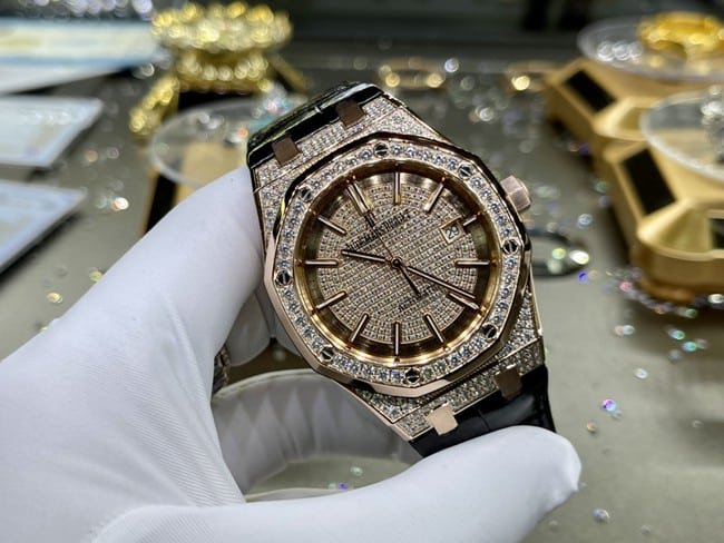Audemars Piguettop-tier replica watch fully automatic movement men's gold plate black belt Royal Oak series watch front view