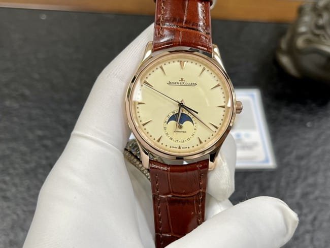 Jaeger-LeCoultre Master One-On-One Top Replica Watch Modelo 1362510, mostrador amarelo casca de ovo, ouro rosa 18K, série Moonphase e cristal de safira — luxury replica watch guide | Watch Replica Expert