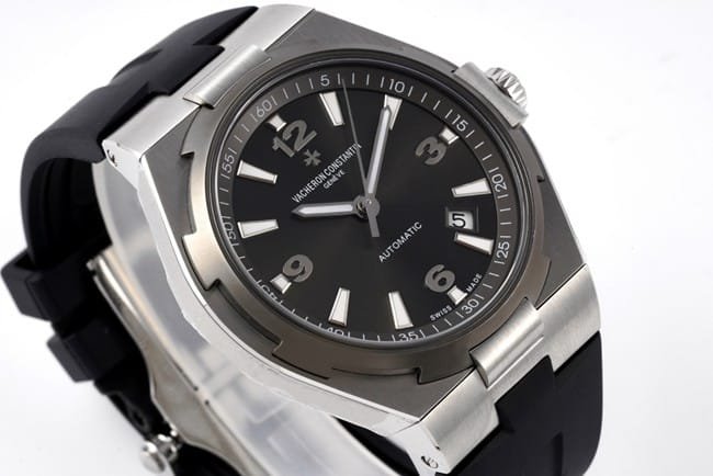 8F factory Vacheron Constantintop-tier replica watch Overseas series men's black dialsteel braceletautomatic movement watch front view