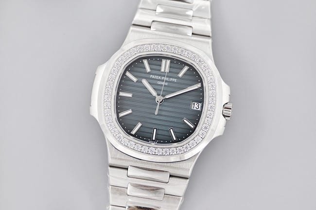 Patek Philippe 3K Factory Patek Philippe 5713 / 1G-010 Relógio mecânico Super Clone com mostrador de diamante azul escuro, cristal de safira e pulseira de aço banhado a ouro branco — luxury replica watch guide | Watch Replica Expert