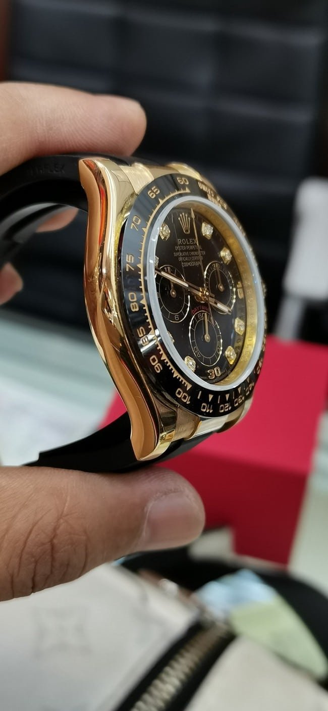 top-tier replica watch Rolex fully automatic movement men's black dialrubber strap watch side view