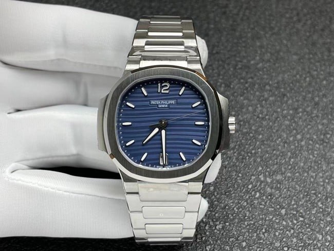 Patek Philippe 7118/1A-001 réplica de elegância esportiva sofisticada feminina com mostrador opalescente azul e pulseira de aço da fábrica 3K — luxury replica watch guide | Watch Replica Expert