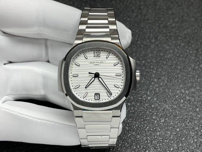3K Factory Patek Philippe 7118/1A-010 Feminino Sporty Elegance 1:1 Relógio de imitação fina com mostrador branco prateado e pulseira de aço — luxury replica watch guide | Watch Replica Expert