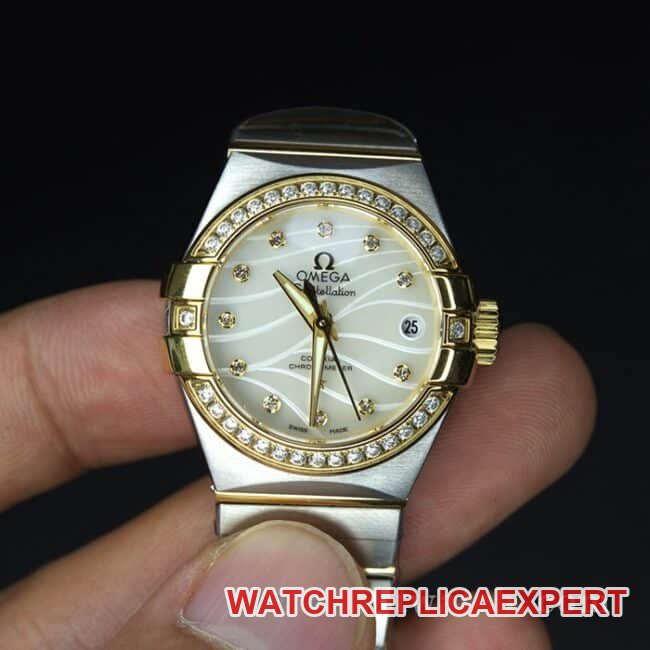 Relógio Omega feminino Constellation com qualidade super clone com mostrador em madrepérola branca incrustada de diamantes de 27 mm, anel de diamante dourado e pulseira de aço 123.25.27.20.55.004 — luxury replica watch guide | Watch Replica Expert