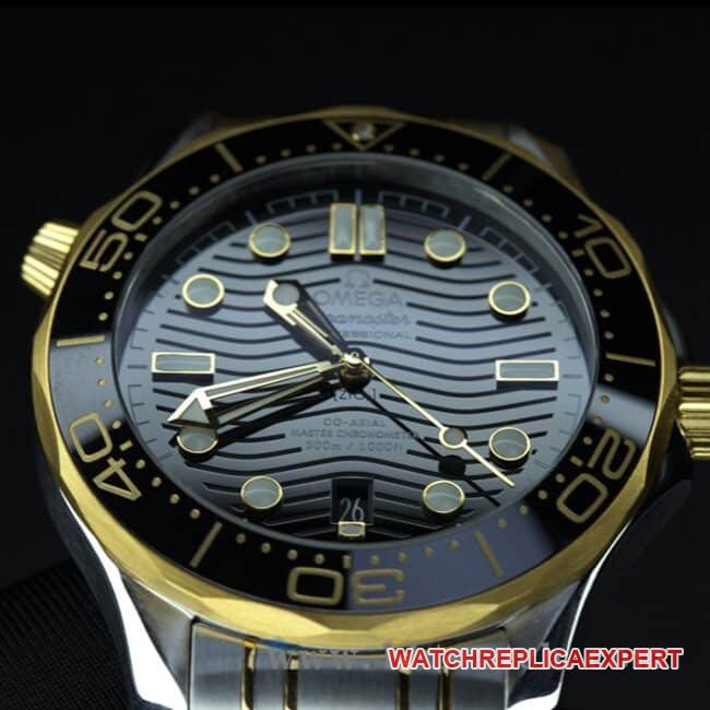 VS FactoryOmegatop-tier replica watch Seamaster series 300 gold steel bracelet ceramic bezel8800movement fully automatic movement watch detail shots