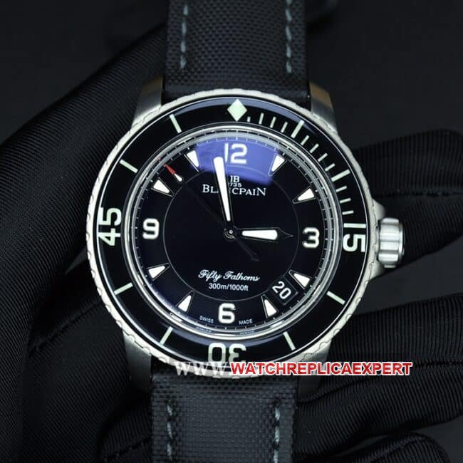 Relógio masculino ZF Factory Blancpain Fifty Fathoms 5015-1130: mostrador preto super luminoso, moldura de safira, pulseira de nylon superior, réplica 1:1 — luxury replica watch guide | Watch Replica Expert