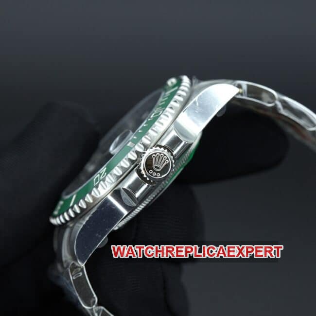 Clean FactoryRolextop-tier replica watch men's green dialsteel braceletStarbucks Submariner40mmautomatic movementside view