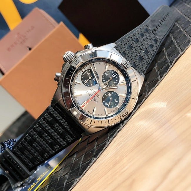 top-tier replicaBreitlinghigh-quality replica watch automatic movementchronograph series men's white dialrubber strap front view